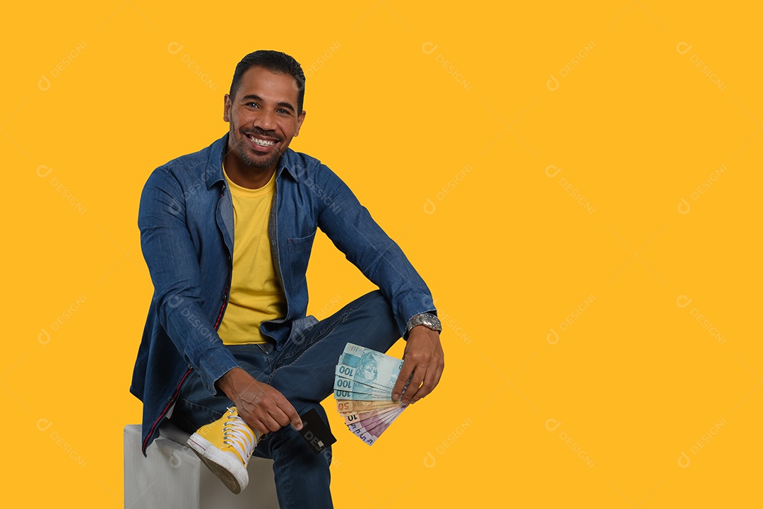 Homem feliz com notas de dinheiros nas mãos