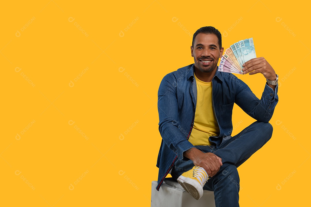 Homem sentado feliz com muitos dinheiro na mãos
