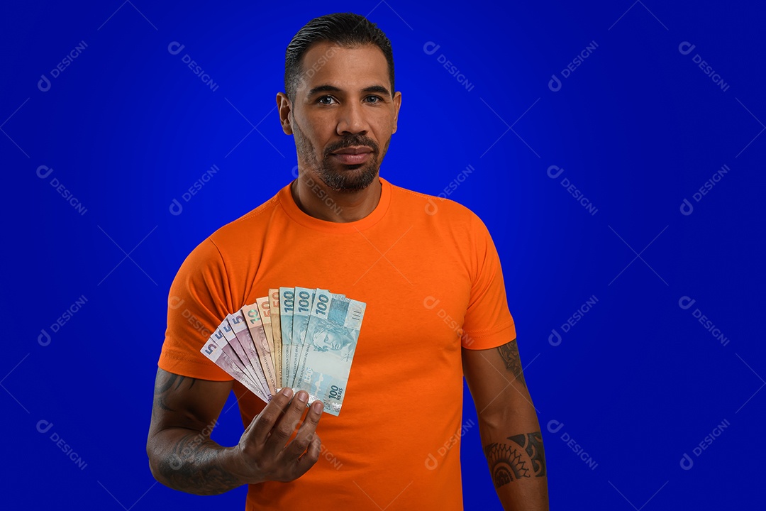 Homem charmoso com muitos dinheiro