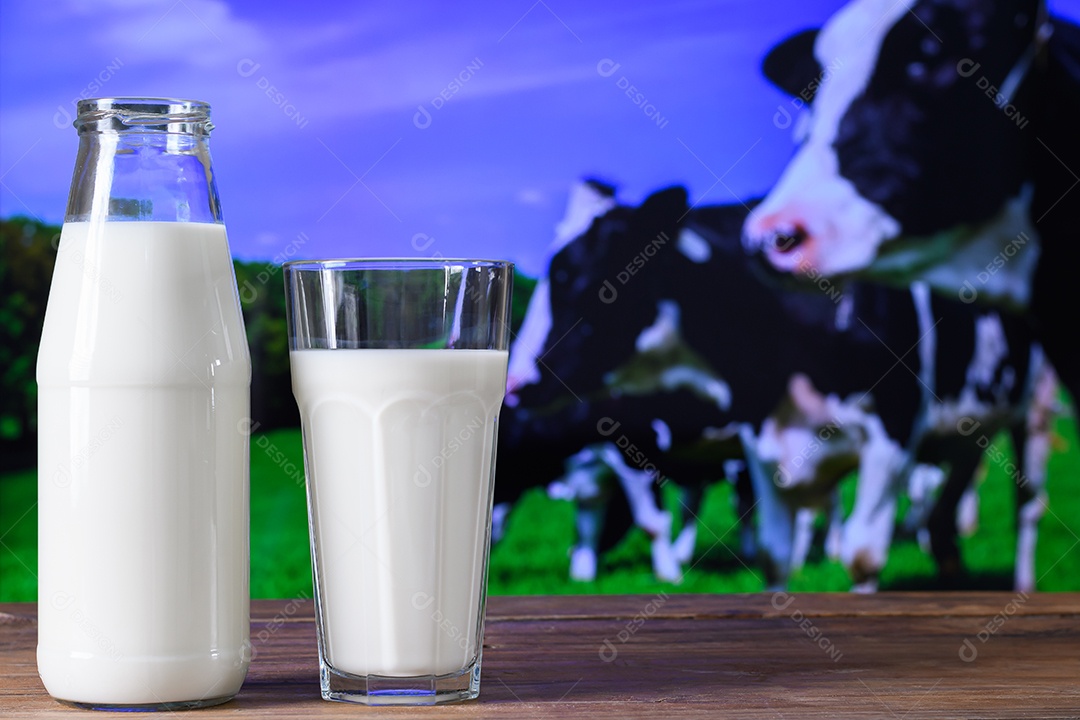 Copo e garrafa com leite