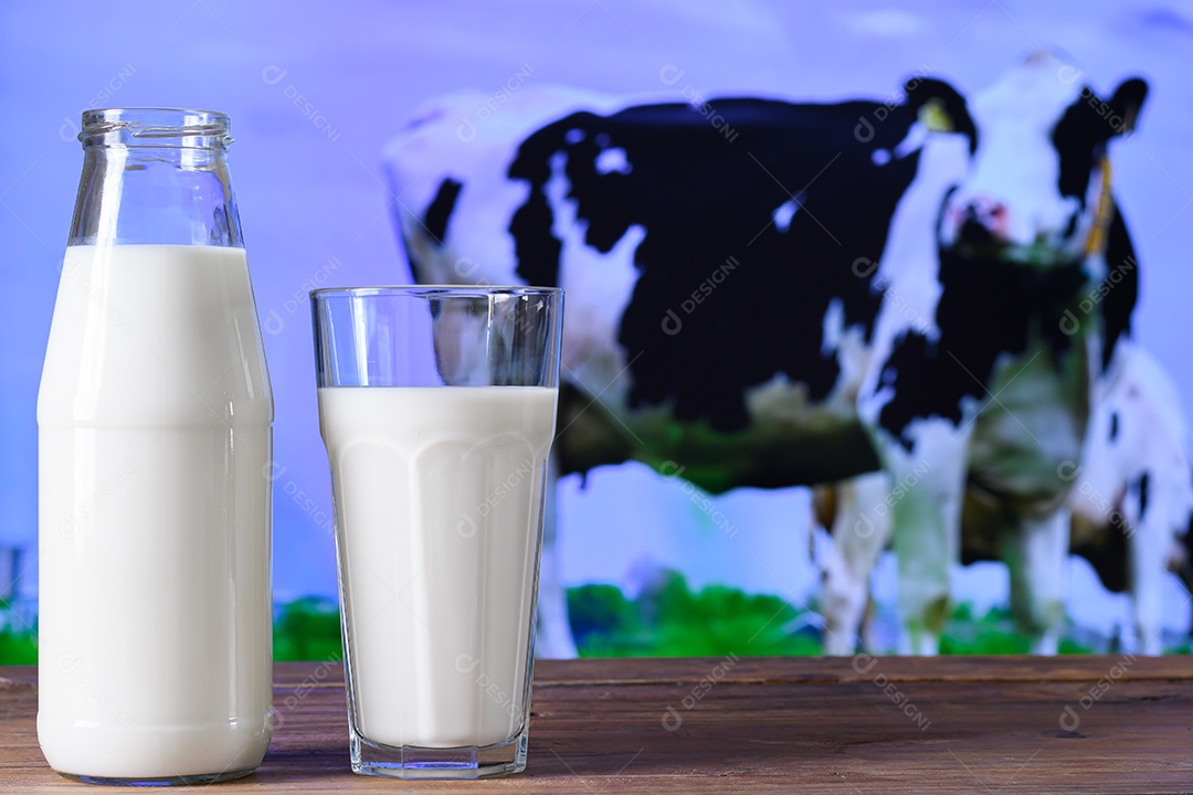 Leite em garrafa e copo