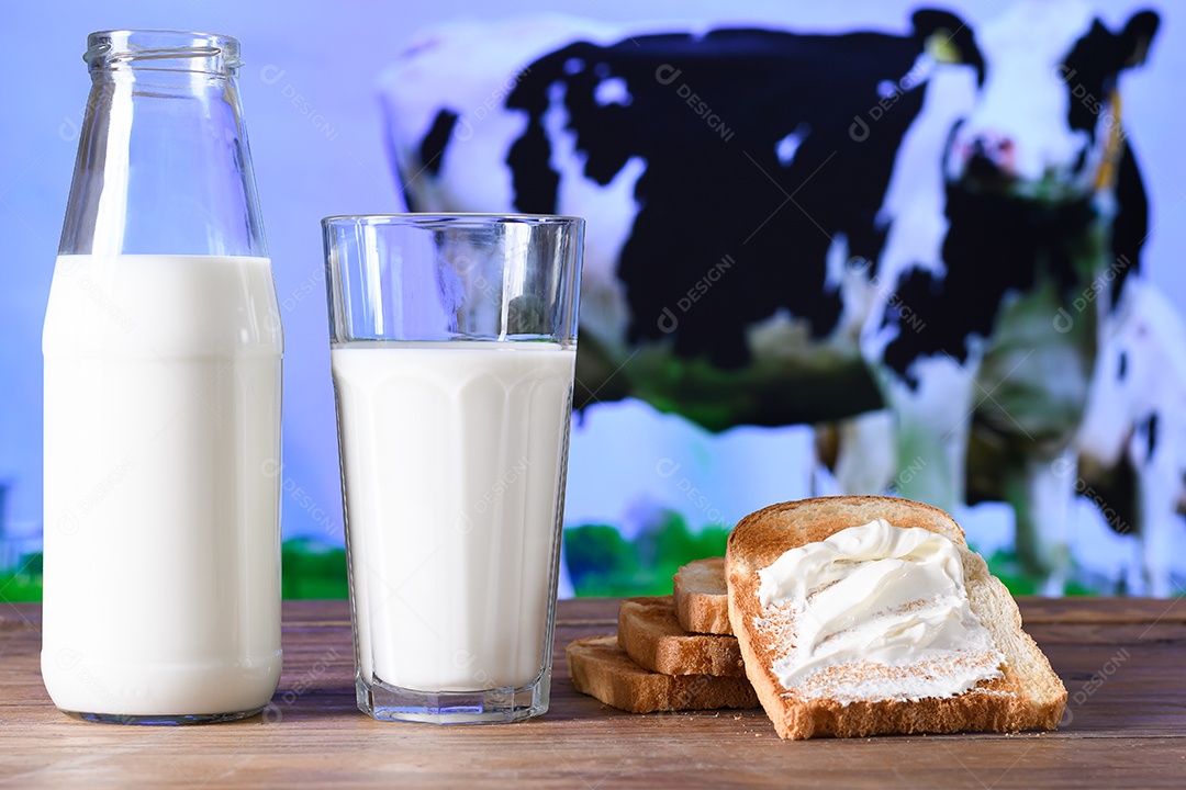 Garrafa e copo com leite do lado torradas com requeijão
