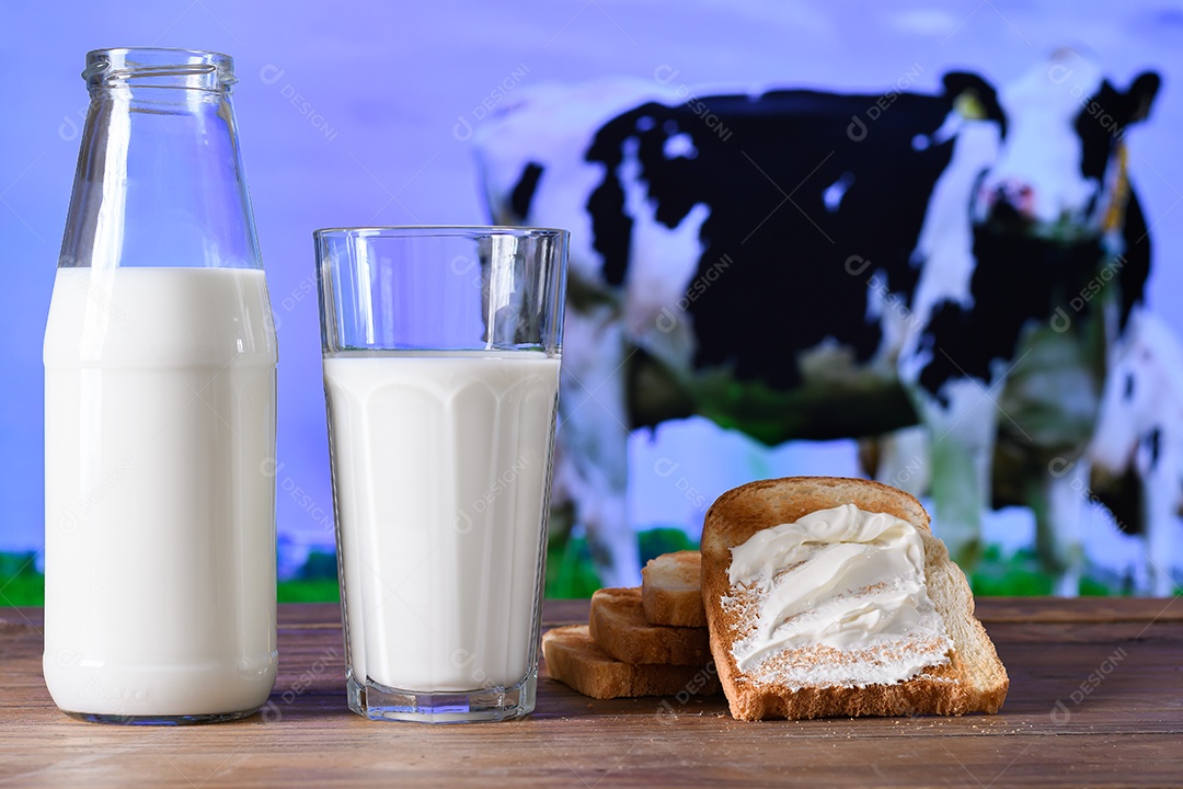 Garrafa e copo com leite do lado torradas com requeijão