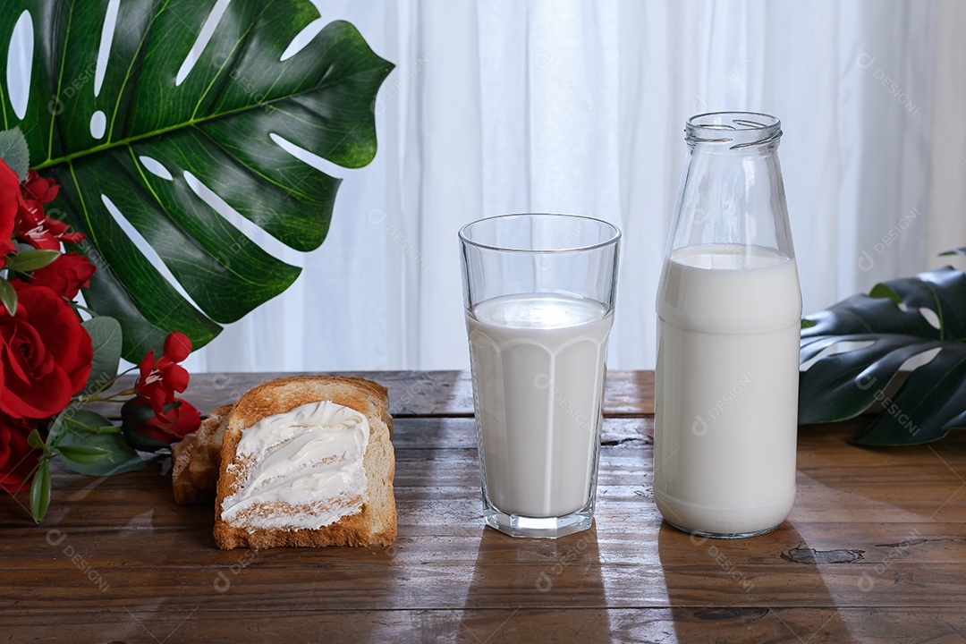 Torradas com requeijão e copo garrafa com leite