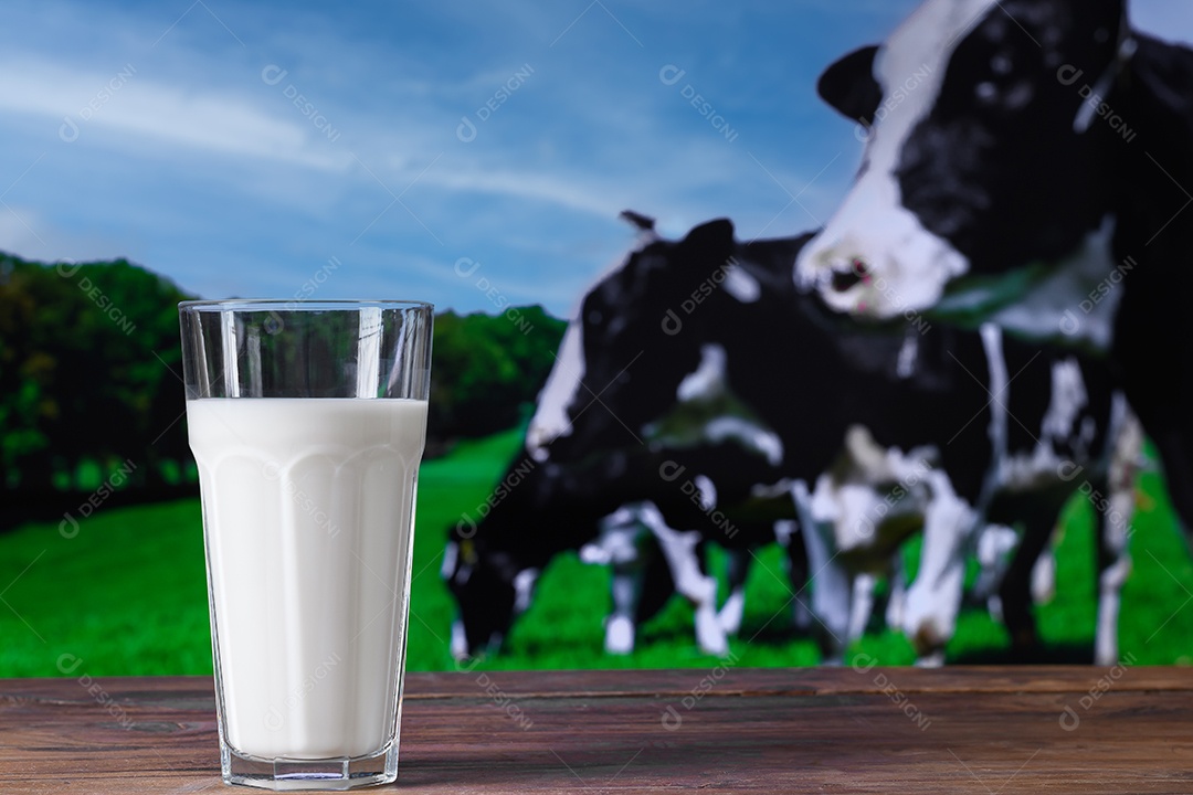 Copo com leite sobre uma mesa