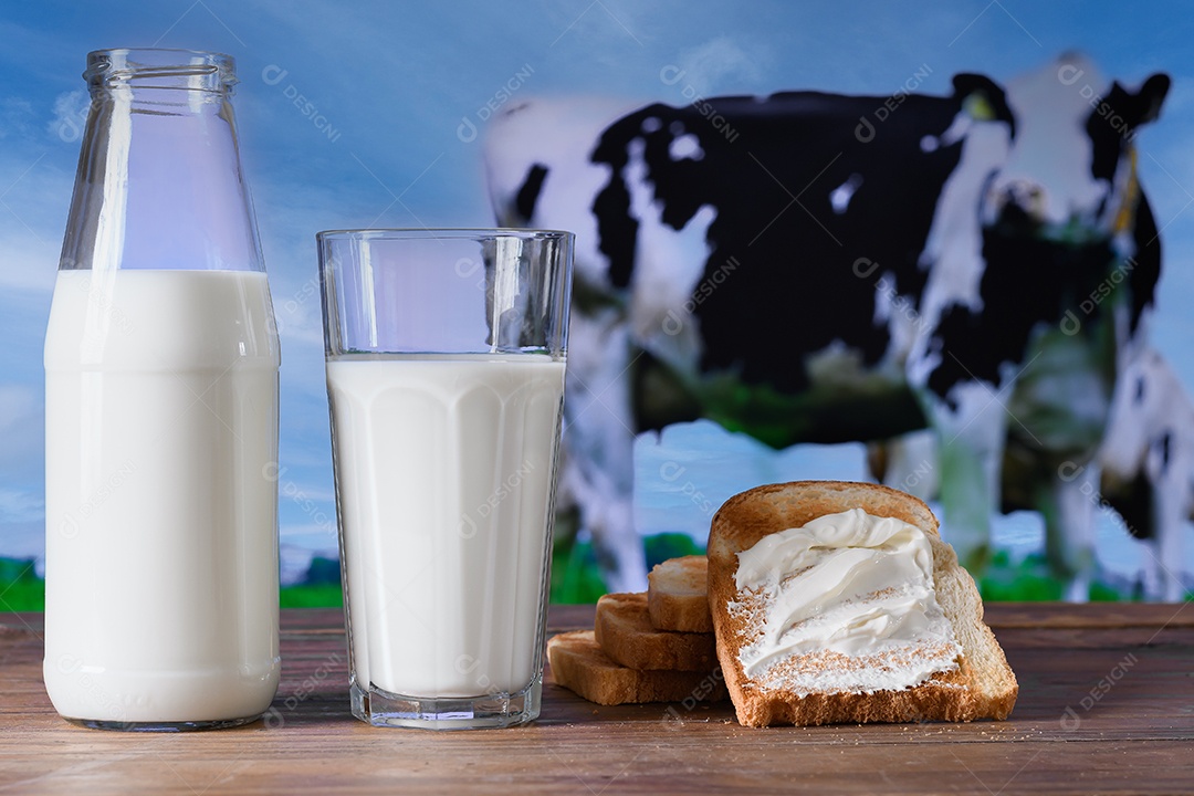 Garrafa e copo com leite e torradas ao lado