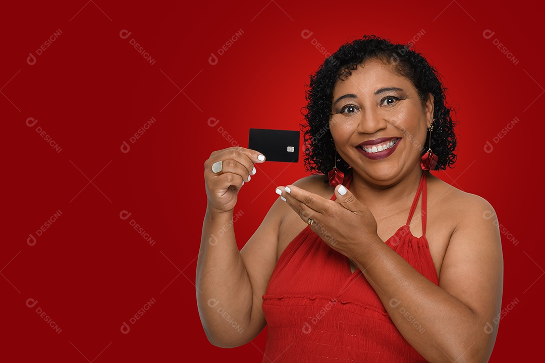 Mulher feliz com cartão na mão