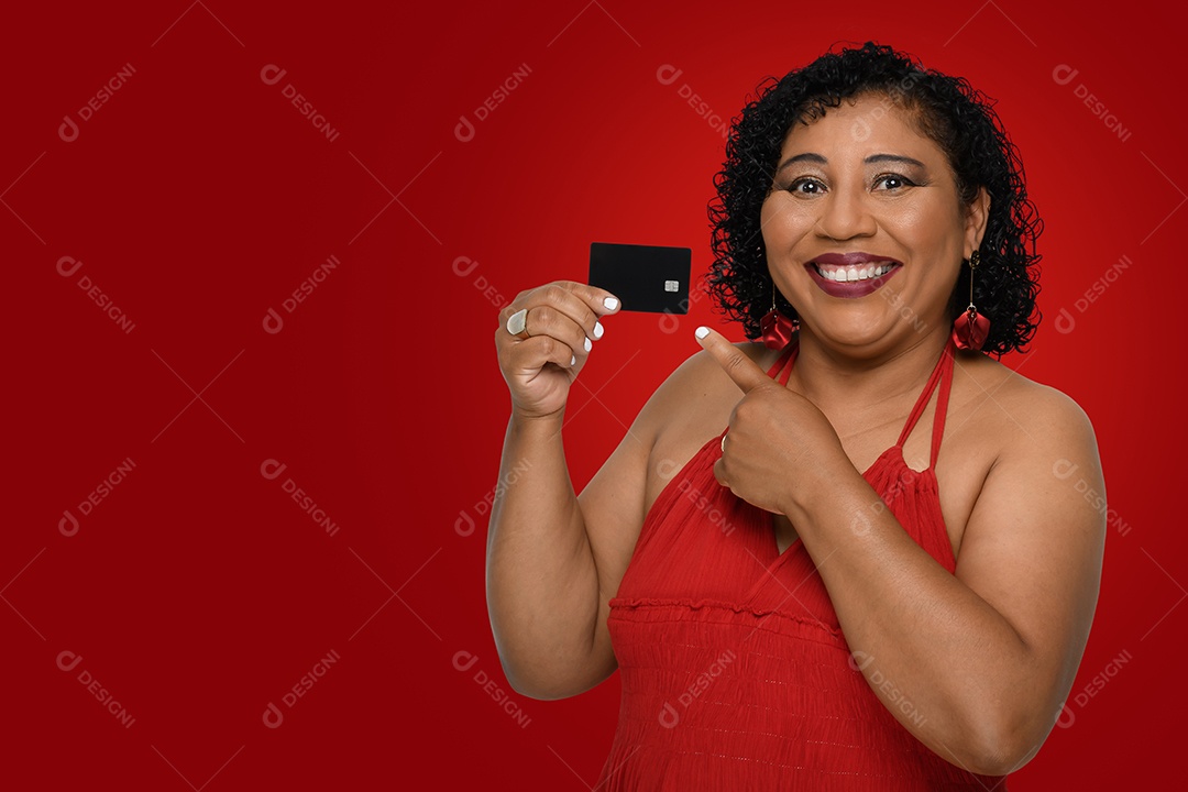 Mulher feliz segurando um cartão na mão