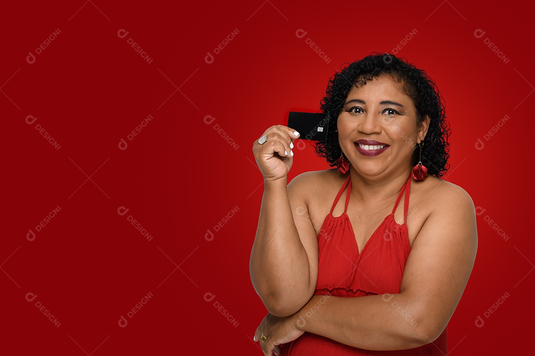 Mulher feliz com cartão de crédito na mão