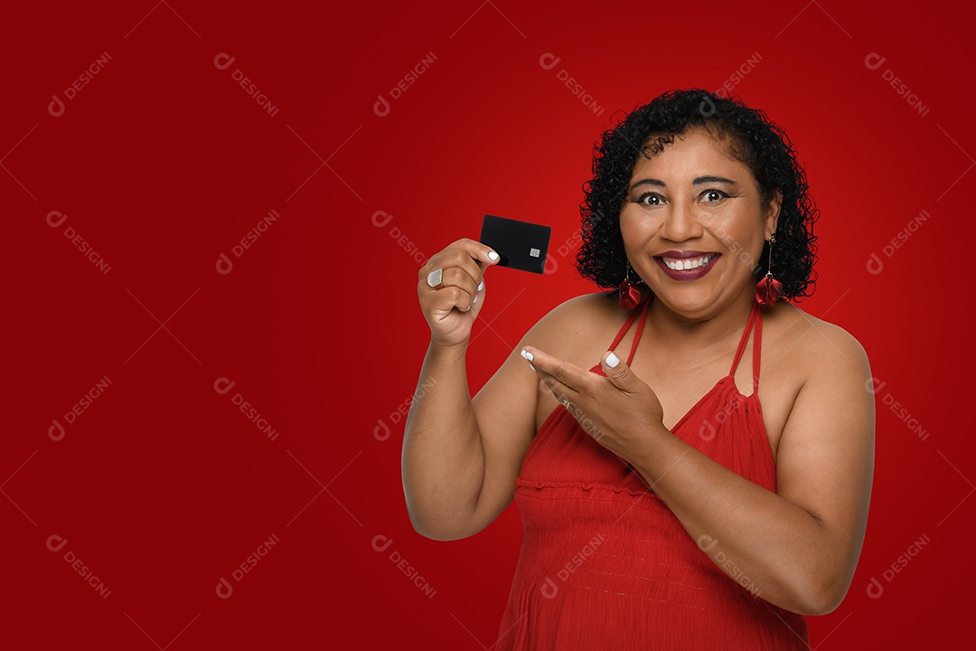 Uma mulher feliz segurando cartão de crédito