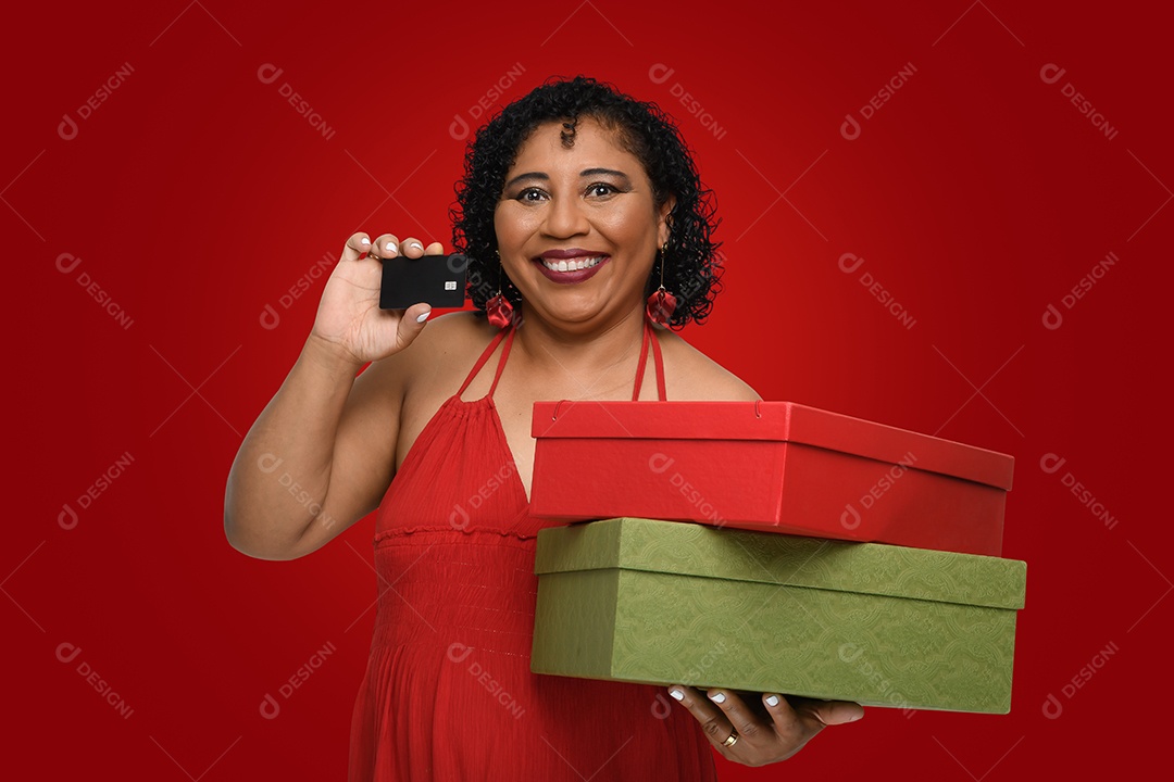 Mulher vestida para o natal com presentes e cartão nas mãos