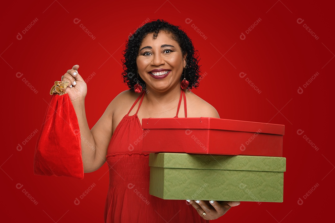 Linda mulher com presentes para o natal