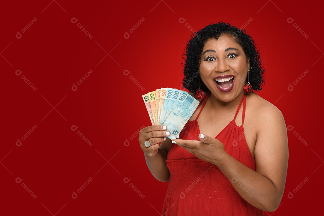 Mulher feliz vestida para o natal com muitos dinheiro na mão