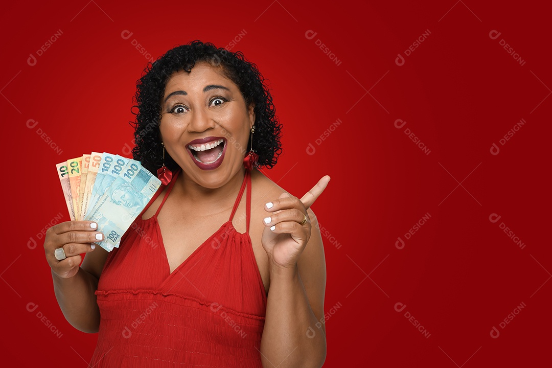 Uma linda mulher feliz comemorando presente de natal