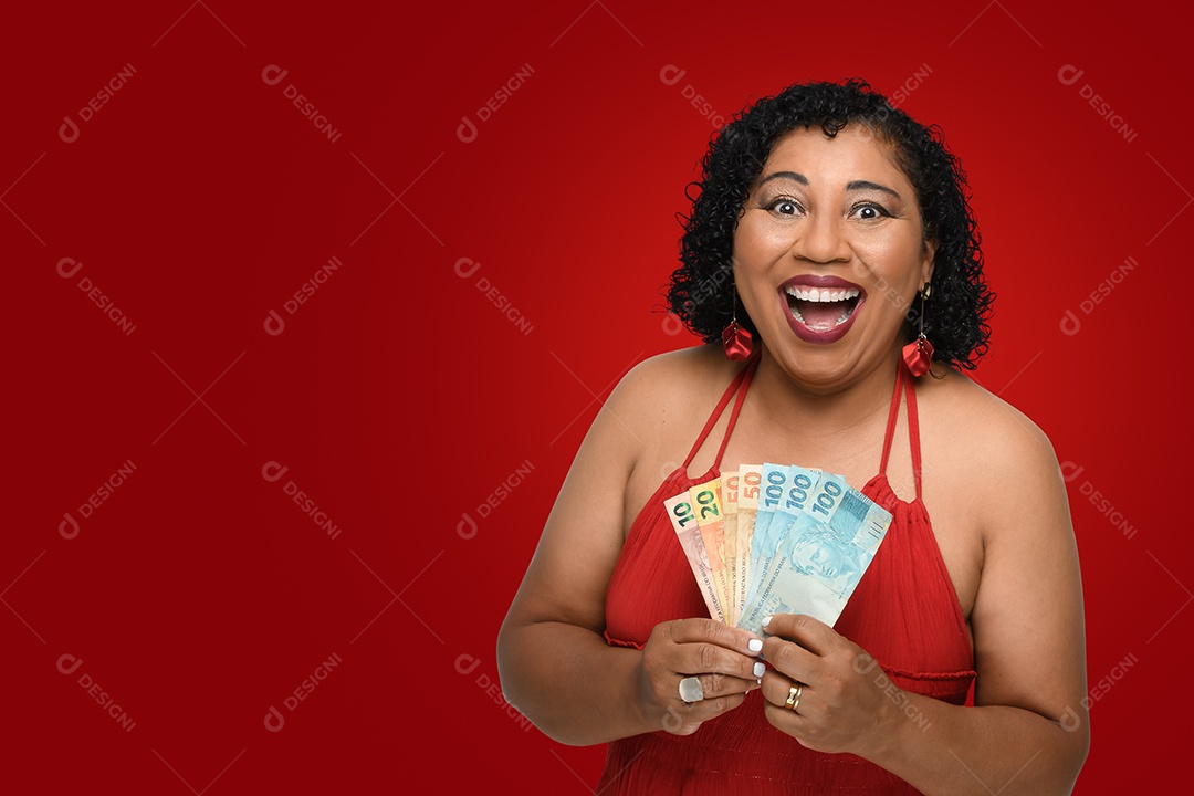 Mulher feliz com muitos dinheiro na mão