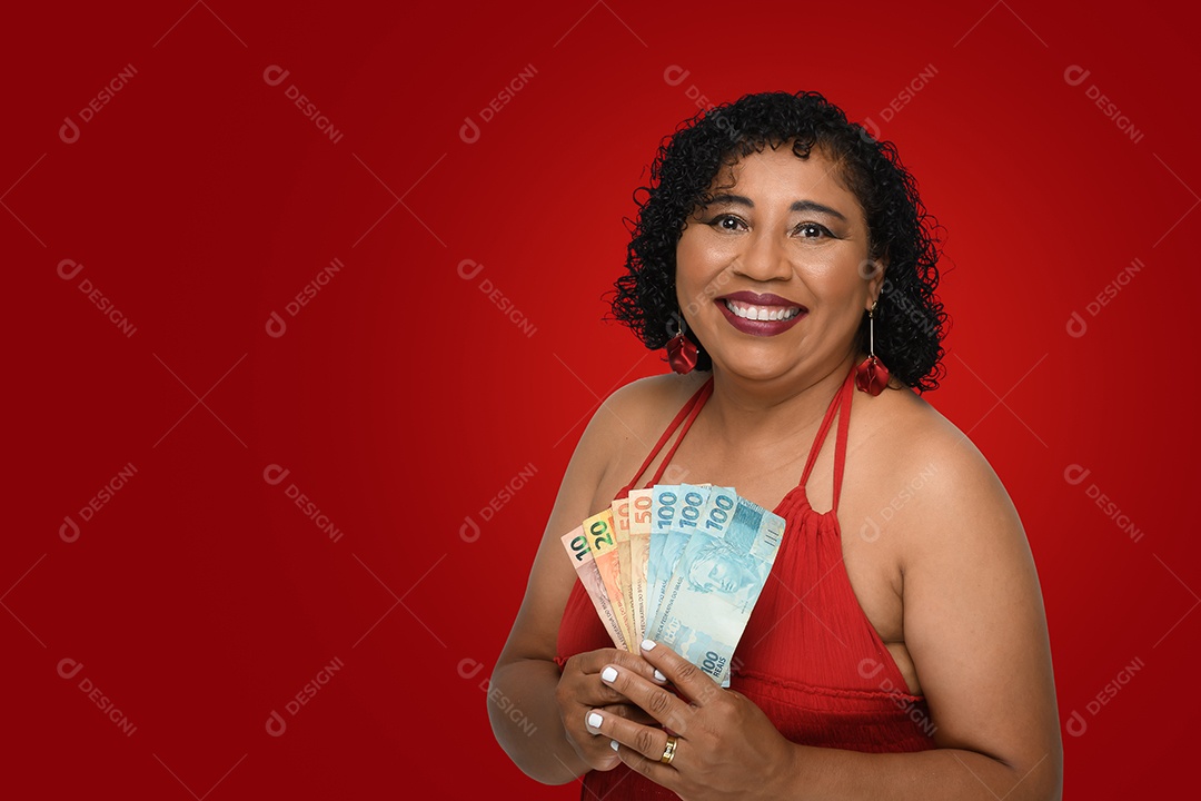 Mulher linda de vermelho com dinheiro na mão
