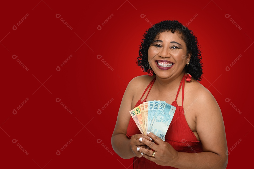 Uma mulher linda de vermelho com dinheiro nas mãos