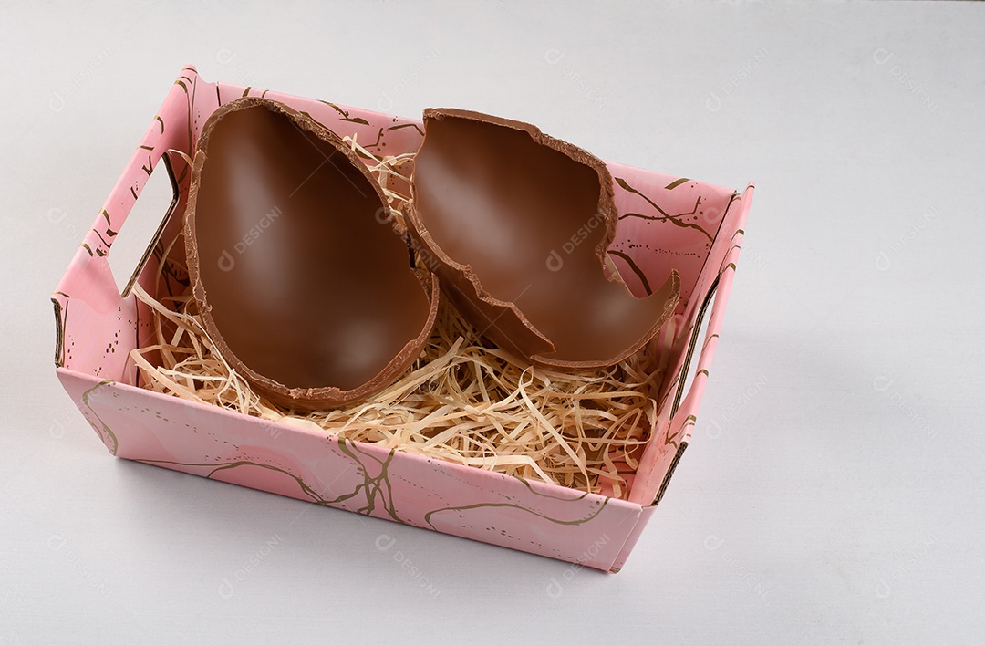 Cesta com delicioso ovo de chocolate
