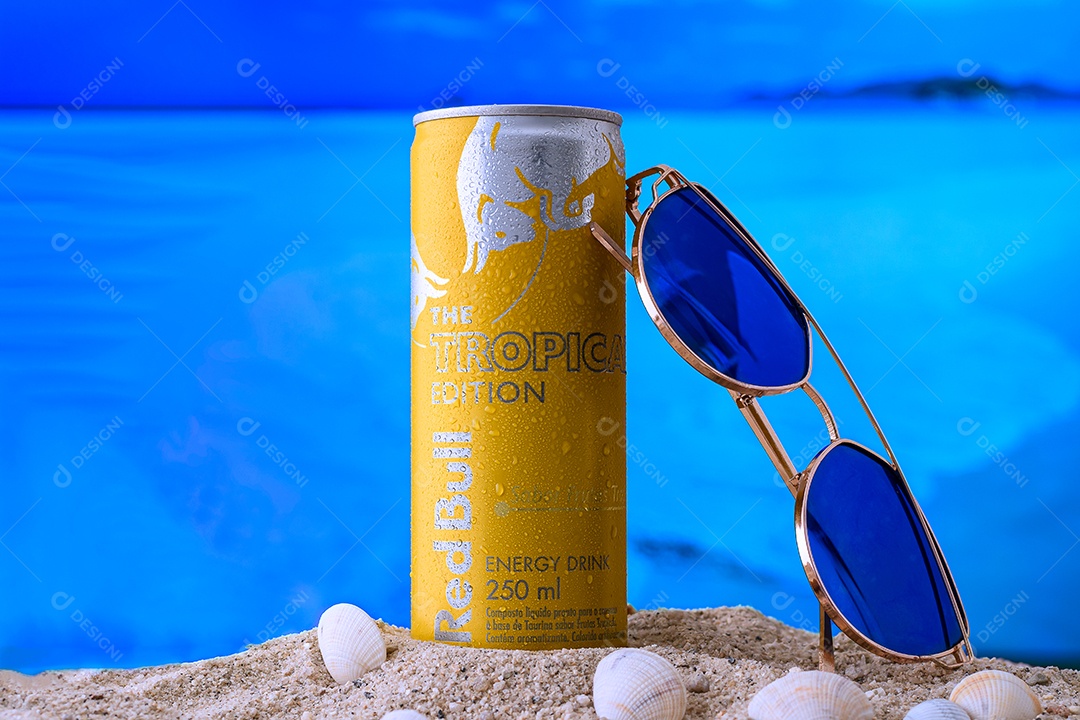 Red bull tropical com óculos sobre fundo azul