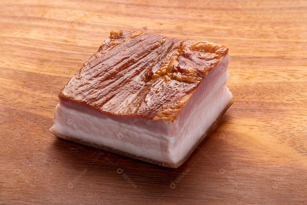 Bacon sobre tábua de madeira