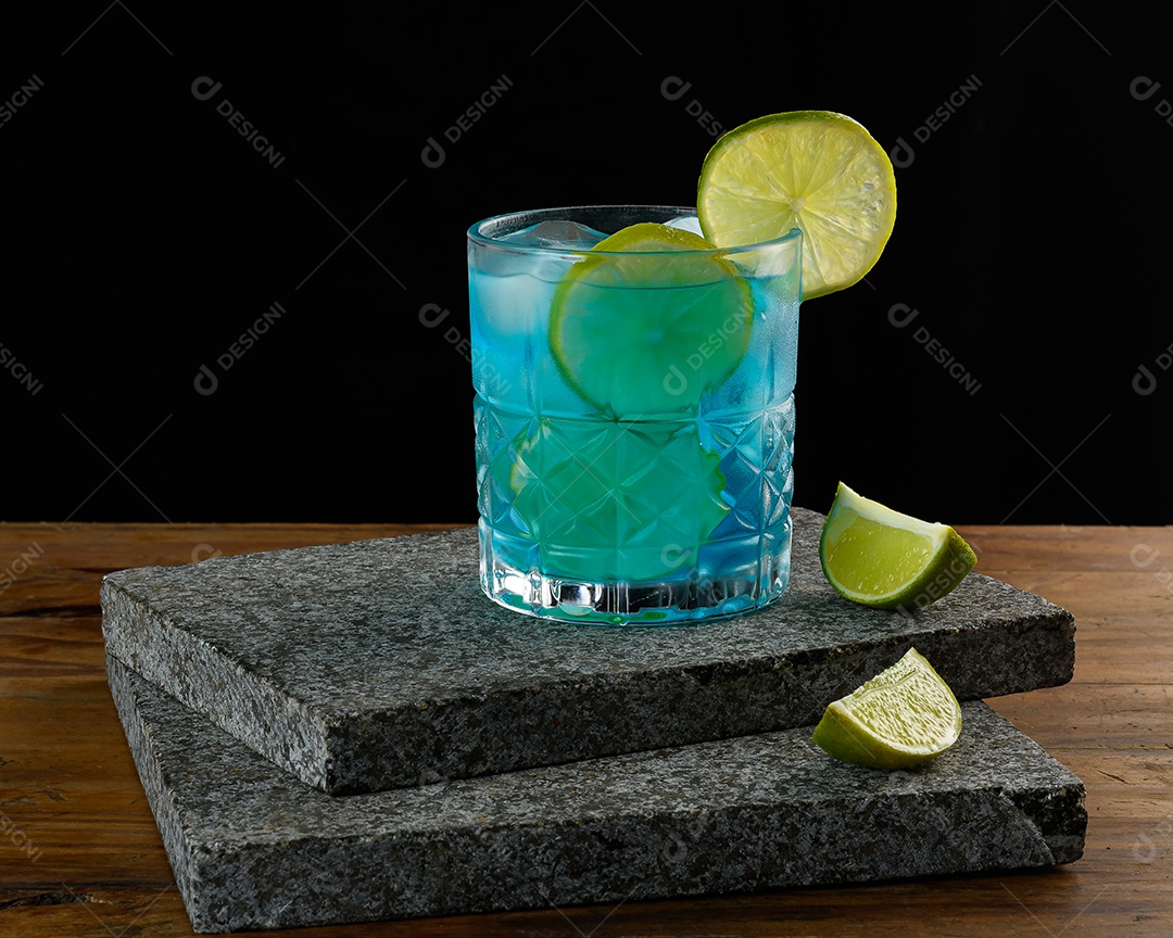 Um drink blue limão delicioso sobre uma pedra de mármore