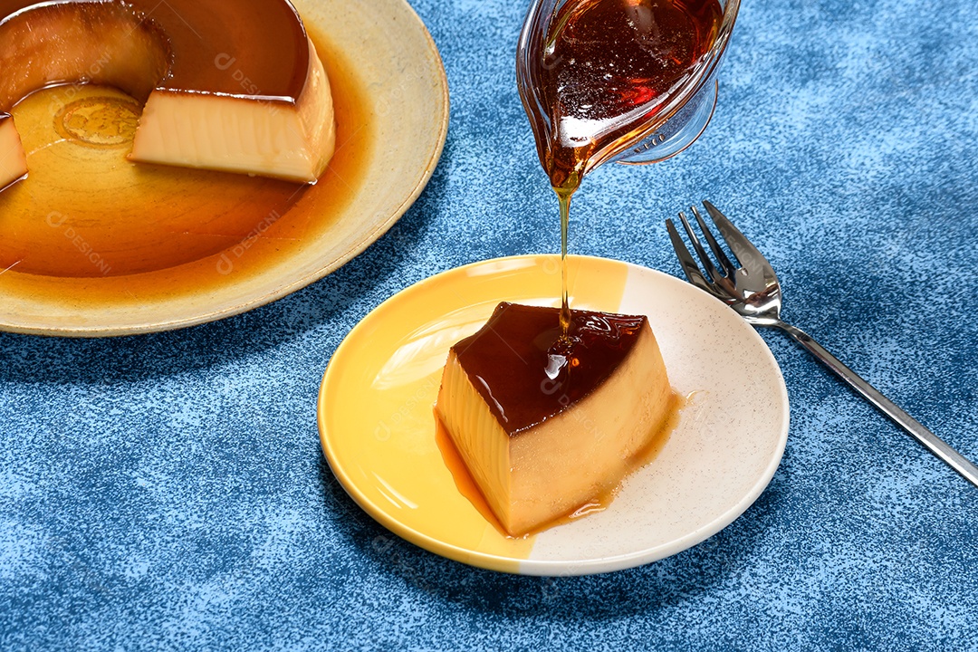Pudim delicioso no prato com caramelo