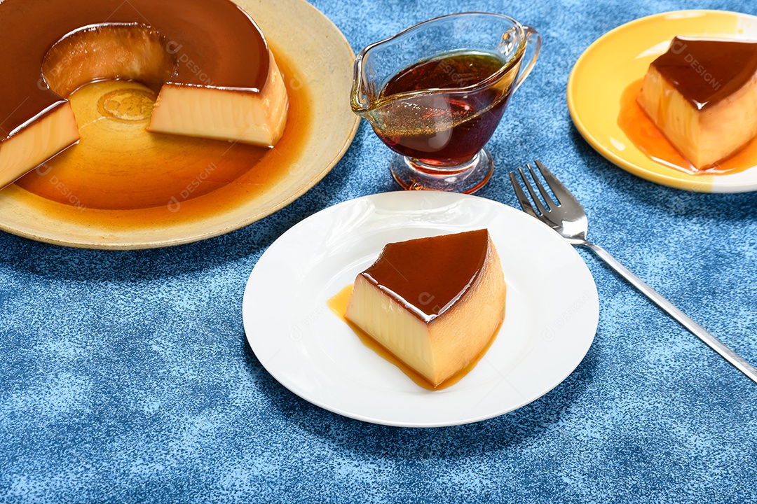 Fatias de delicioso pudim de caramelo