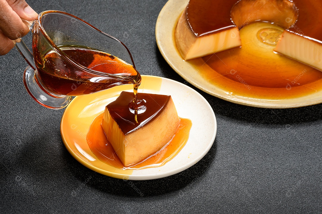 Fatia bem caramelizado sobre um prato