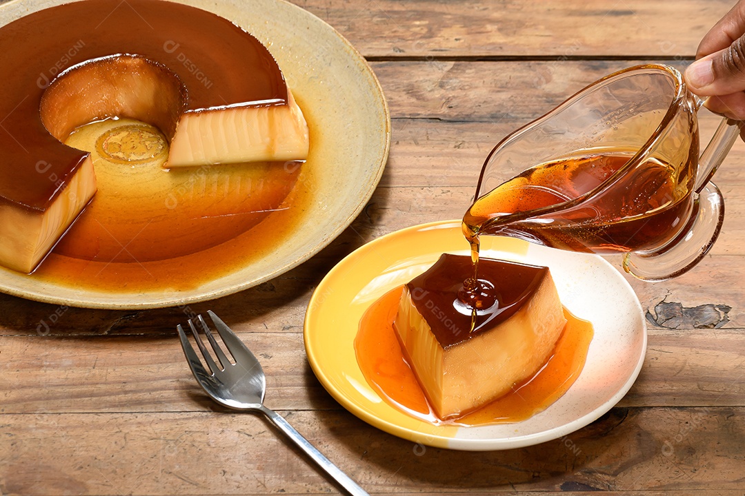 Delíciosa fatia de pudim com caramelo