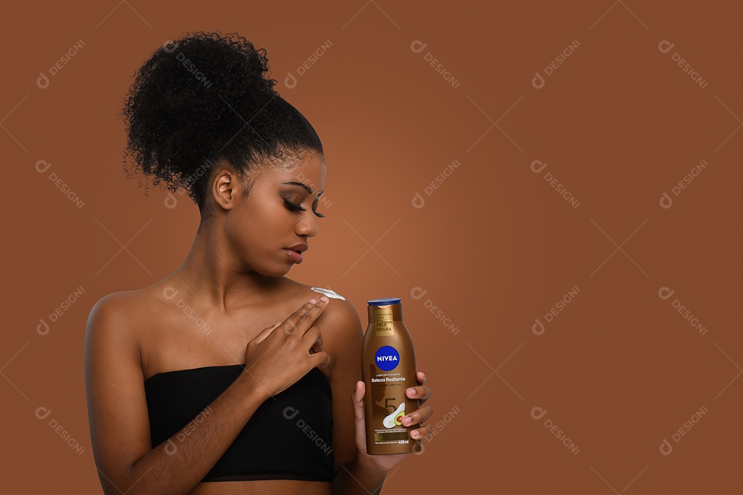 Jovem linda passando hidratante no corpo