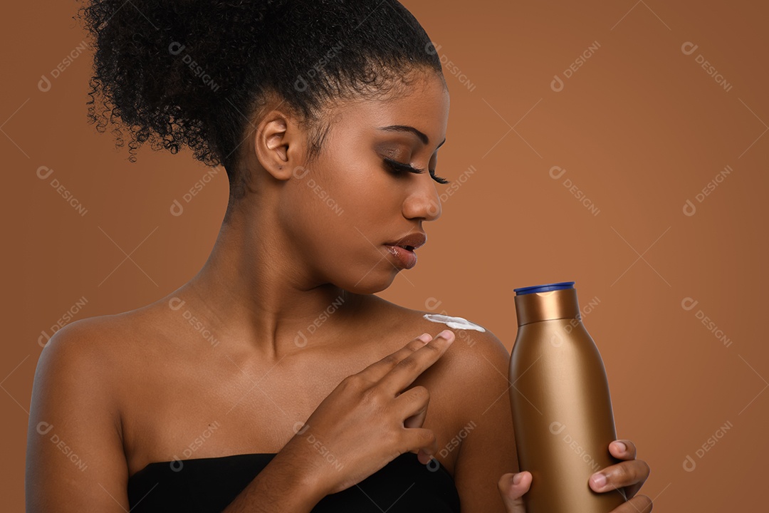 Mulher morena linda passando hidratante no corpo