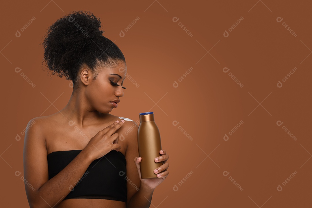 Linda jovem passando hidratante no corpo