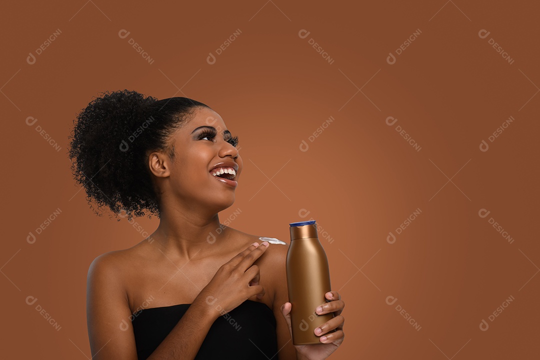 Linda jovem passando hidratante no corpo