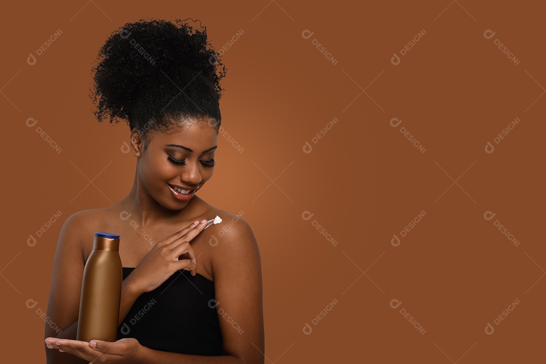 Linda jovem passando hidratante no corpo