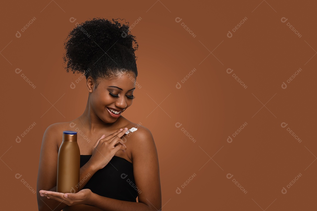 Uma jovem passando hidratante no corpo