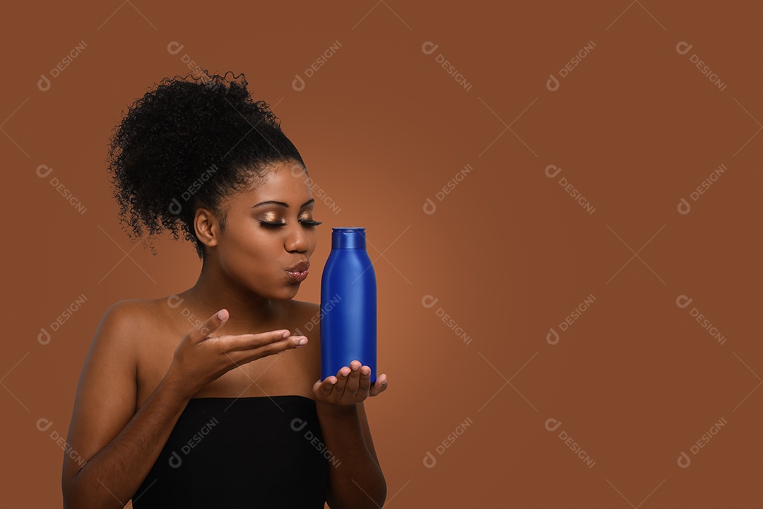 Jovem linda com creme hidratante nas mãos