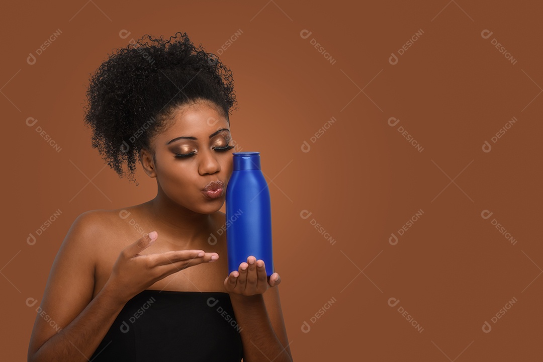 Linda jovem morena com creme hidratante nas mãos