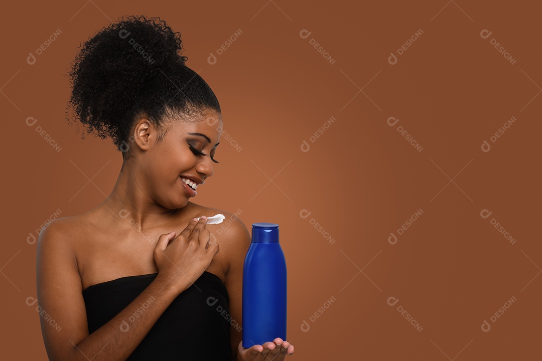 Uma linda morena passando hidratante