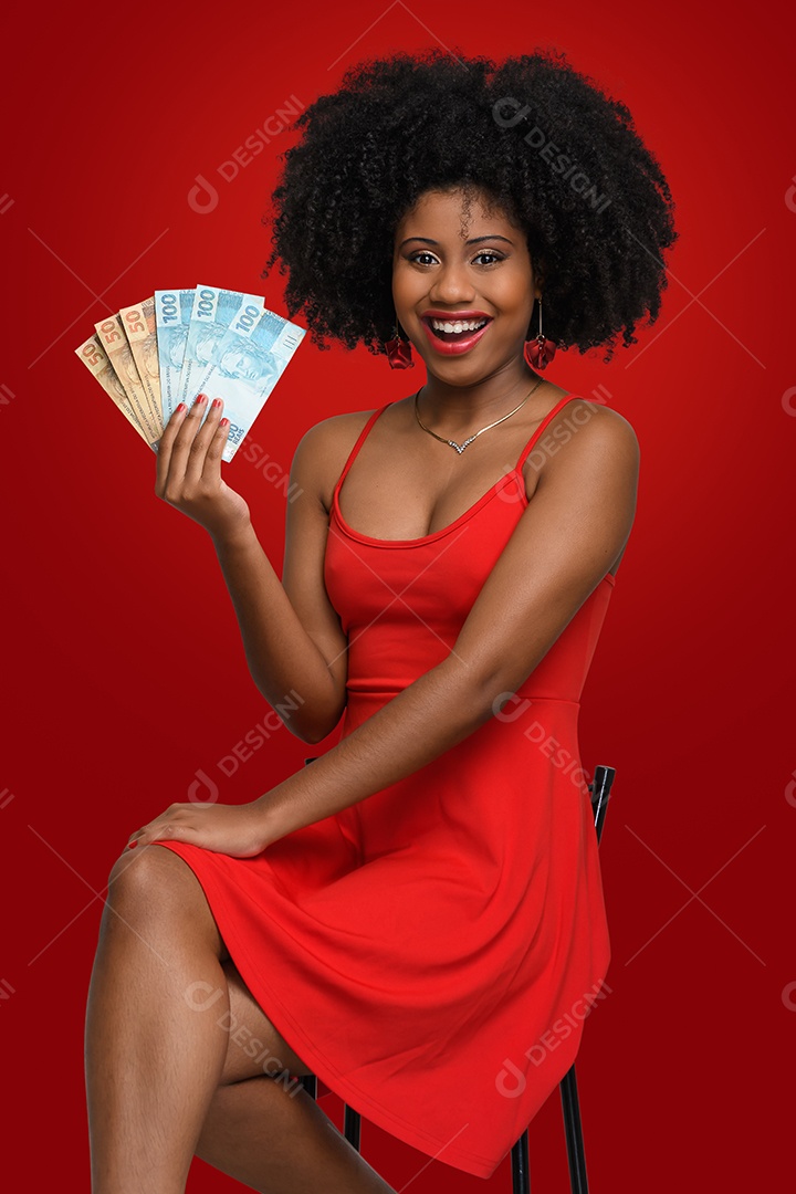 Jovem bonita comnotas de dinheiro nas mãos