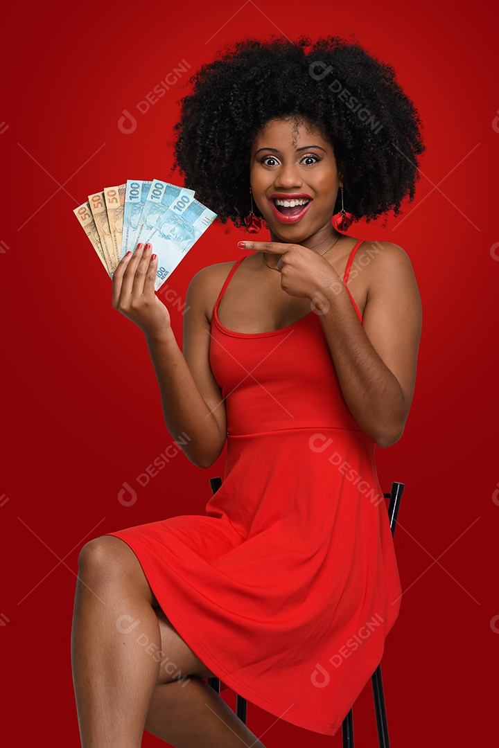 Linda jovem com notas de dinheiro