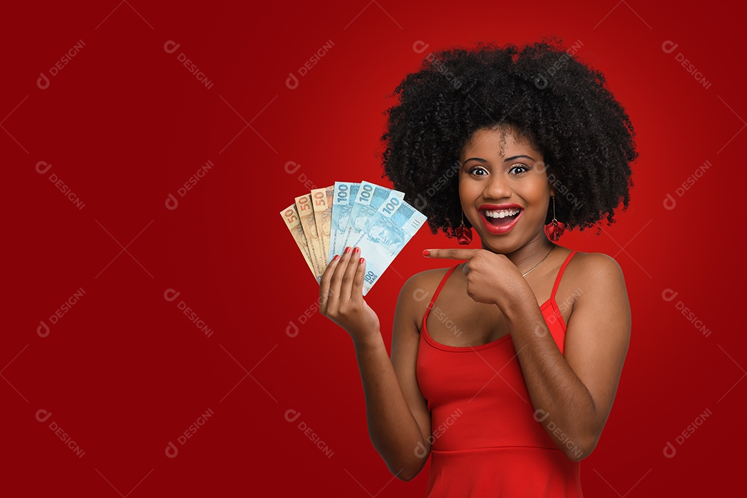 Mulher com dinheiro feliz apontando