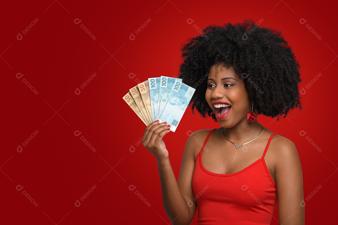 Mulher feliz com dinheiro nas mãos