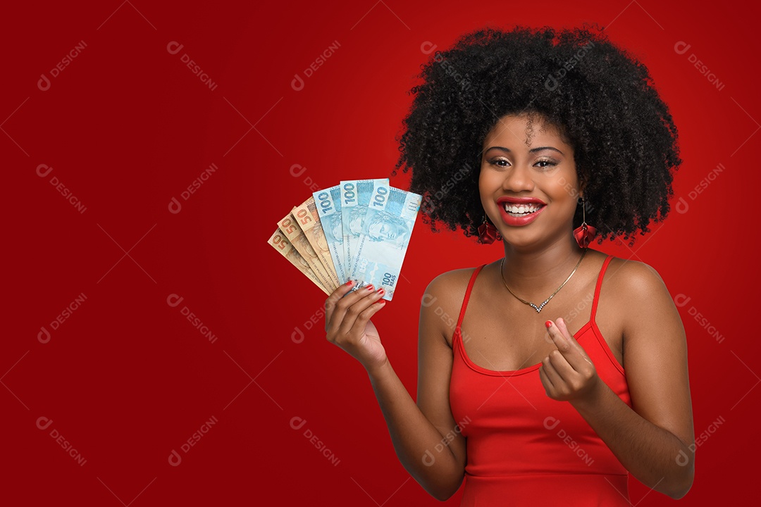 Mulher feliz com dinheiro nas mãos