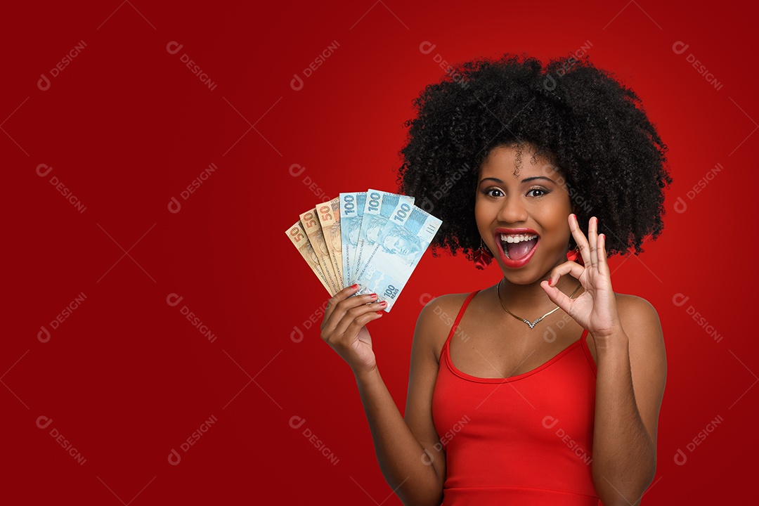 Mulher feliz com dinheiro de festa de natal