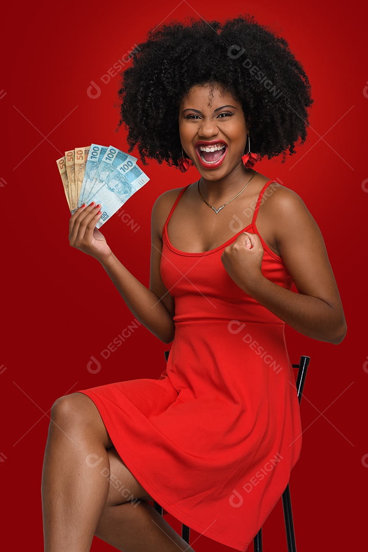 Mulher feliz comemorando com dinheiro na mão festa de natal