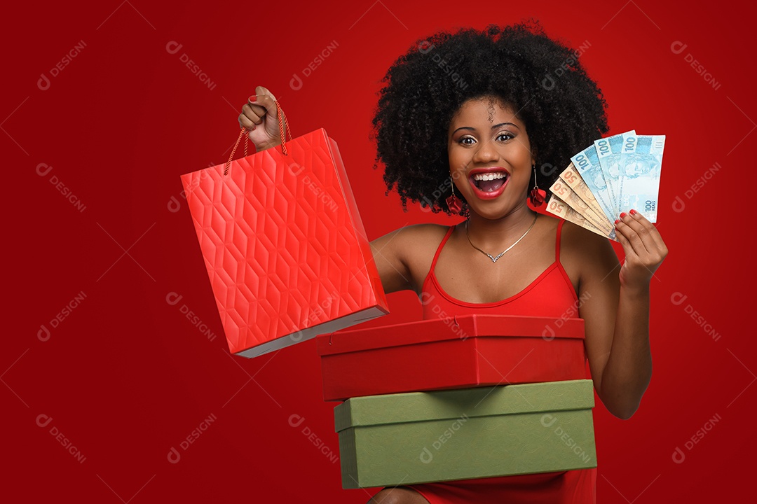Mulher com caixas de presentes na mão e dinheiro