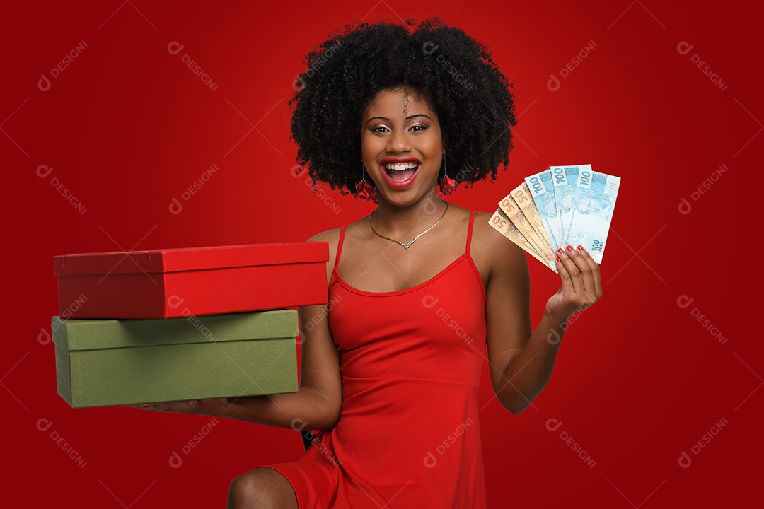 Mulher com presentes na mão