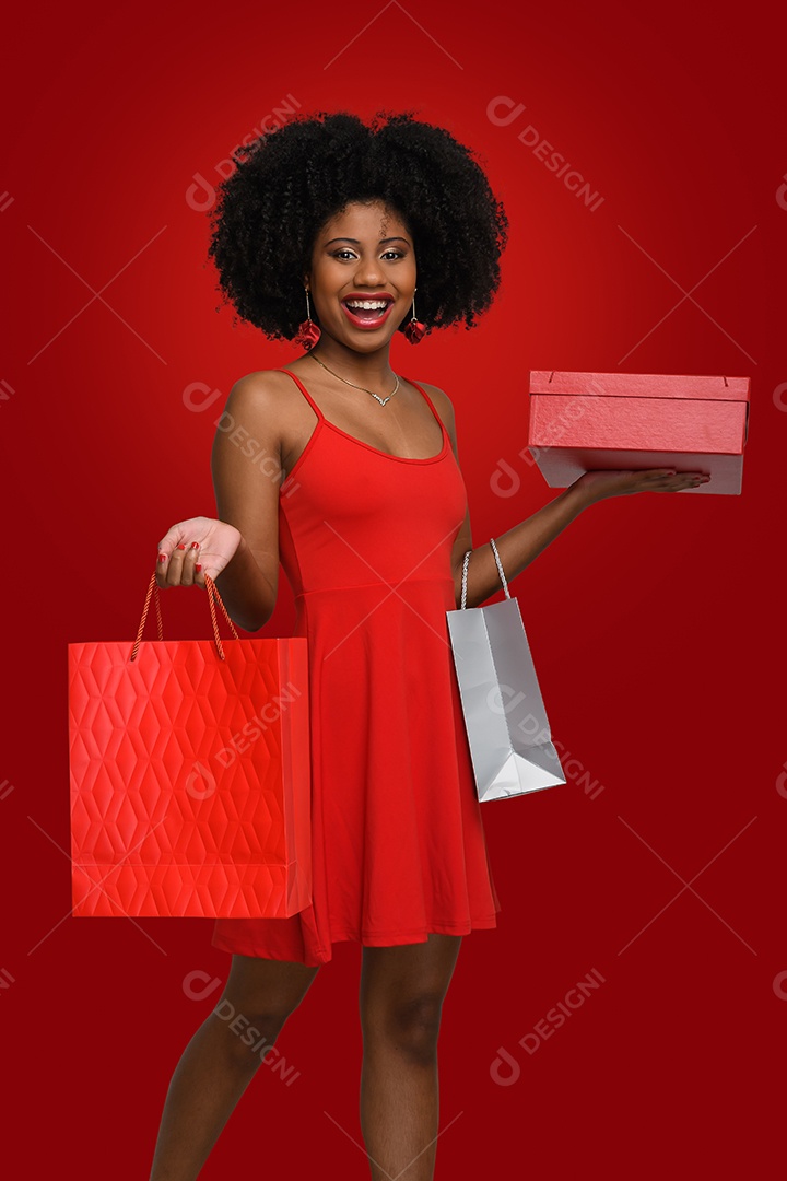 Mulher com presentes e sacola na mão para o natal