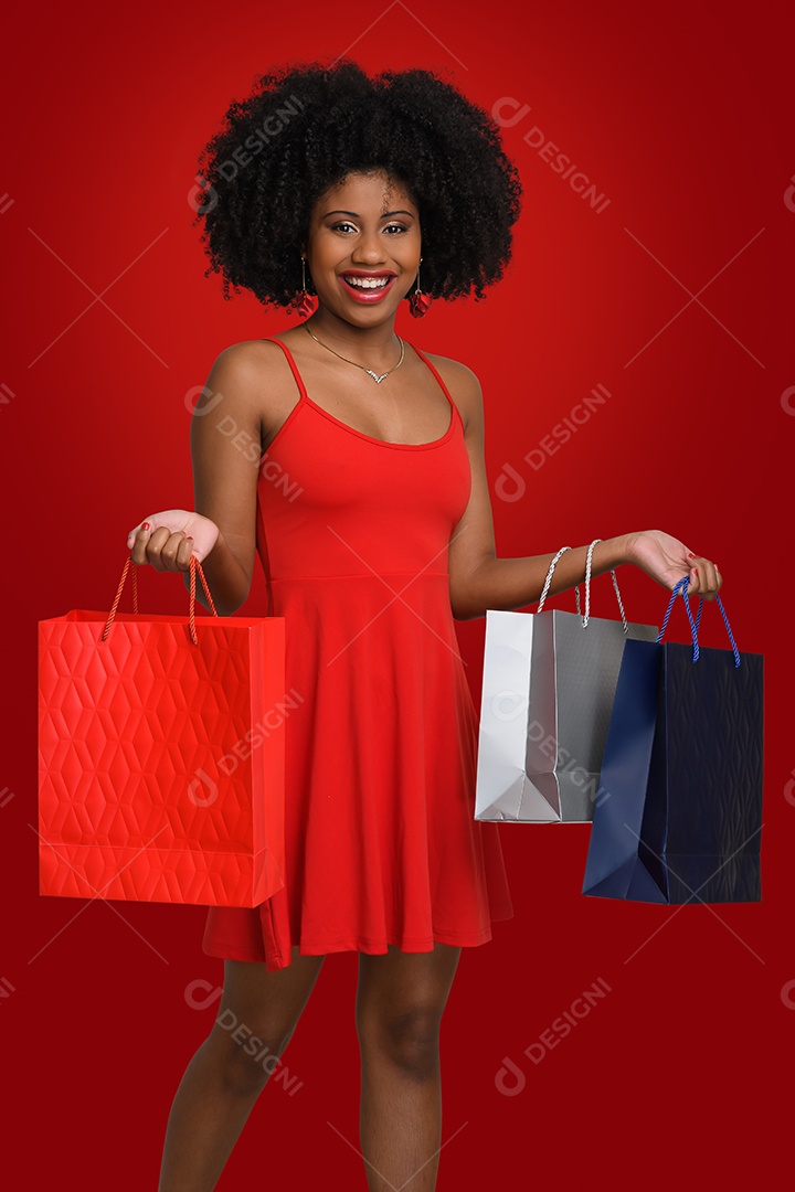 Mulher morena com sacolas de presentes na mão