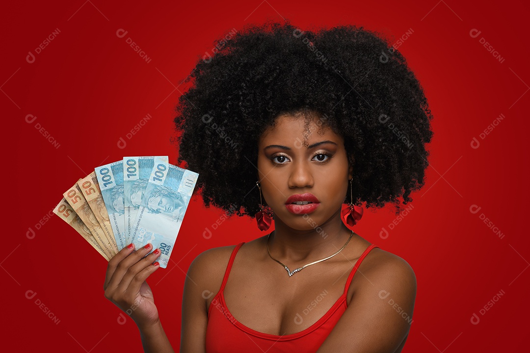Morena linda com muitos dinheiro na mão